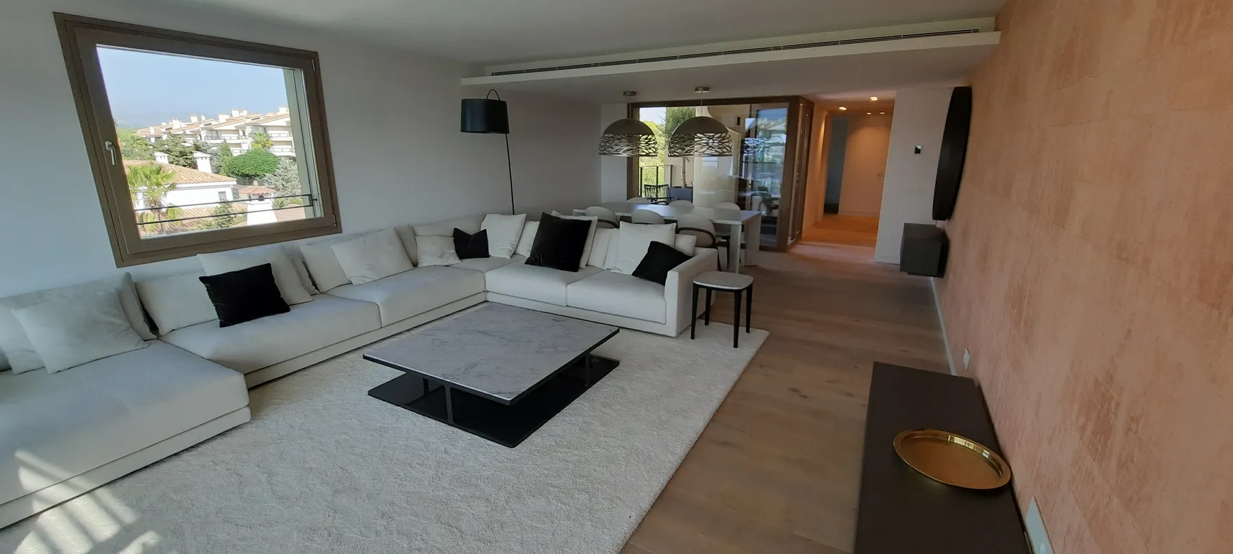 Salón luminoso de una vivienda de lujo en La Bonanova, Palma.